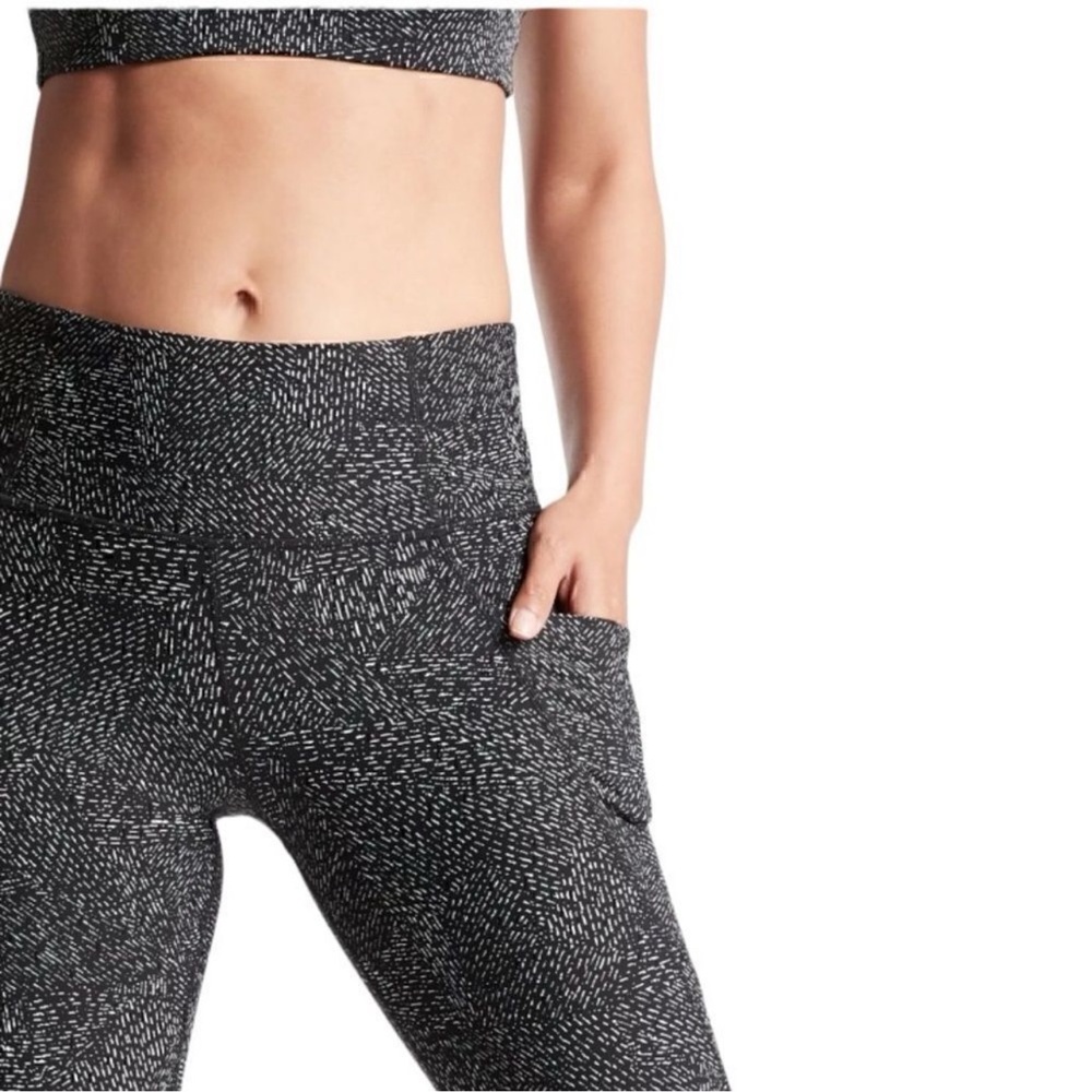 Athleta Salutation Stash pocket tights